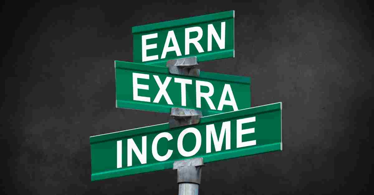 Simple ways students can earn extra income during term time